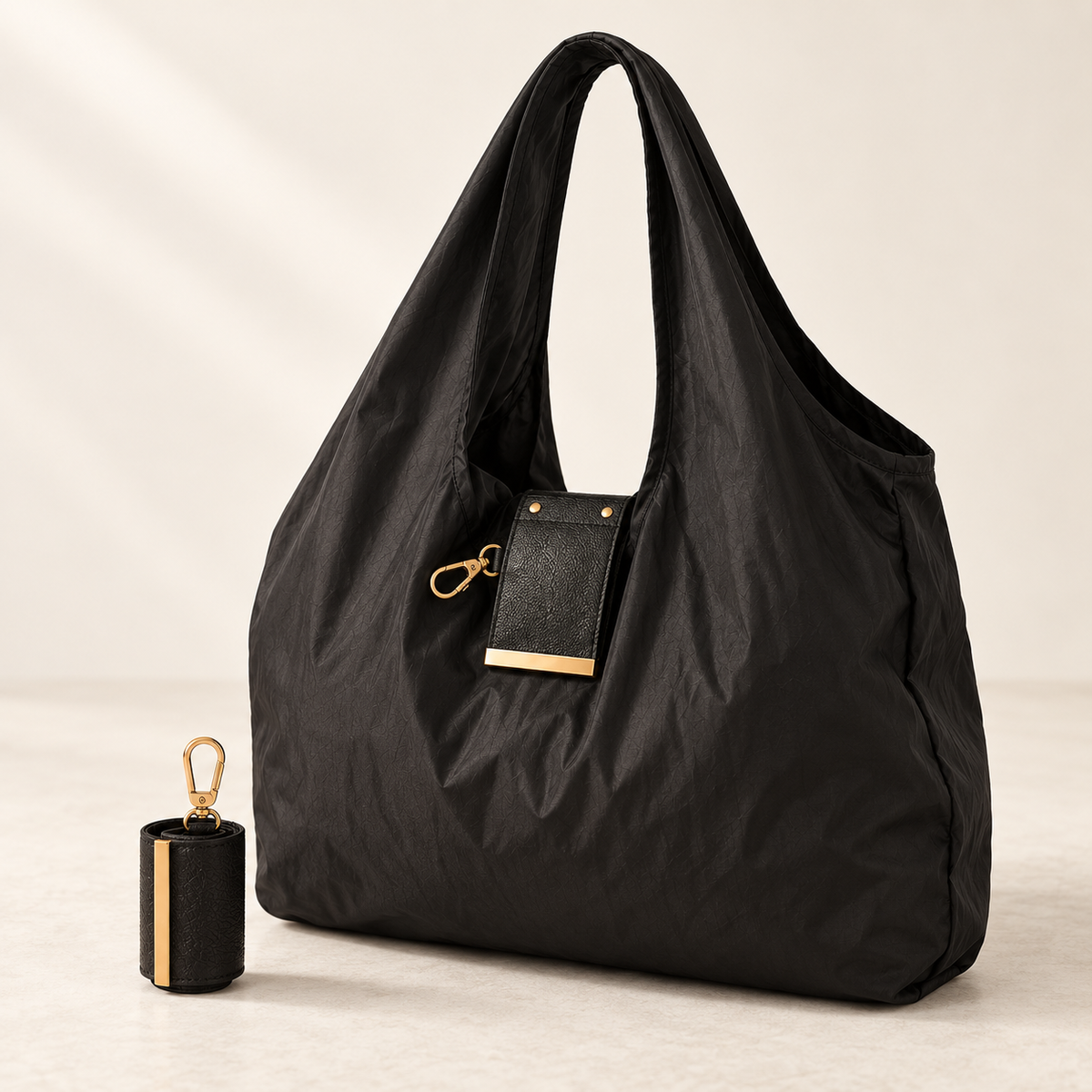 Bolso plegable Bolsigo negro, abierto y recogido en formato llavero.